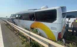 Tur otobüsü köprü bariyerleri arasında sıkıştı