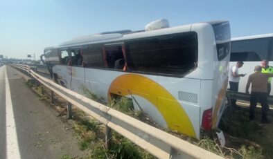 Tur otobüsü köprü bariyerleri arasında sıkıştı