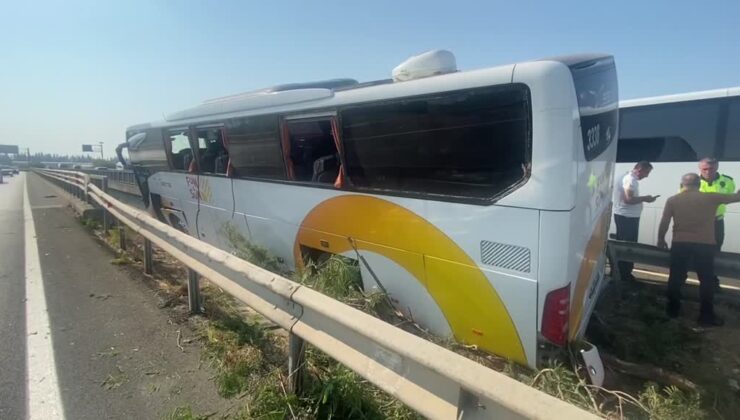Tur otobüsü köprü bariyerleri arasında sıkıştı