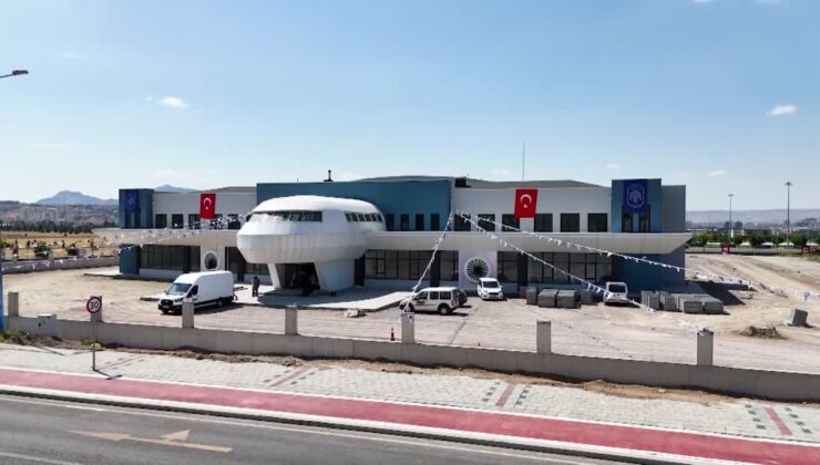 Uçağı andıran mimarisiyle dikkati çeken uzay ve havacılık lisesi tanıtıldı