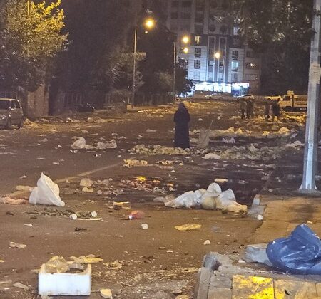 Utandıran ve kahreden görüntü: Yaşlı kadın pazaryerinde çöplerden sebze topladı