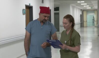 Kendisini iyileştiren doktorlarla omuz omuza vererek hayat kurtarıyor