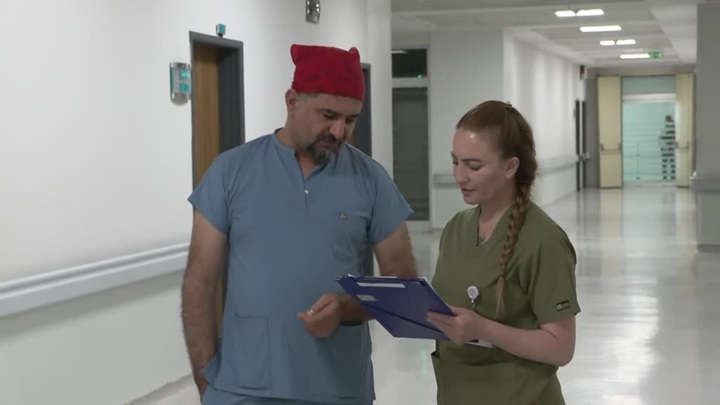 Kendisini iyileştiren doktorlarla omuz omuza vererek hayat kurtarıyor