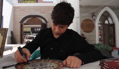 Van’da 13 yaşındaki Yusufcan kaligrafi sanatında ustalaşıyor