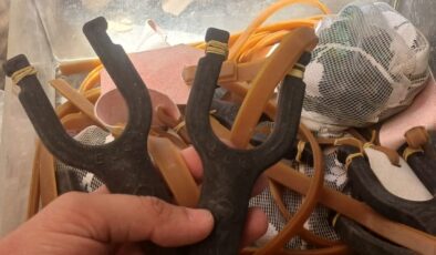 Diyarbakır’da çocukların tehlikeli eğlencesi sapanlar satılıyor