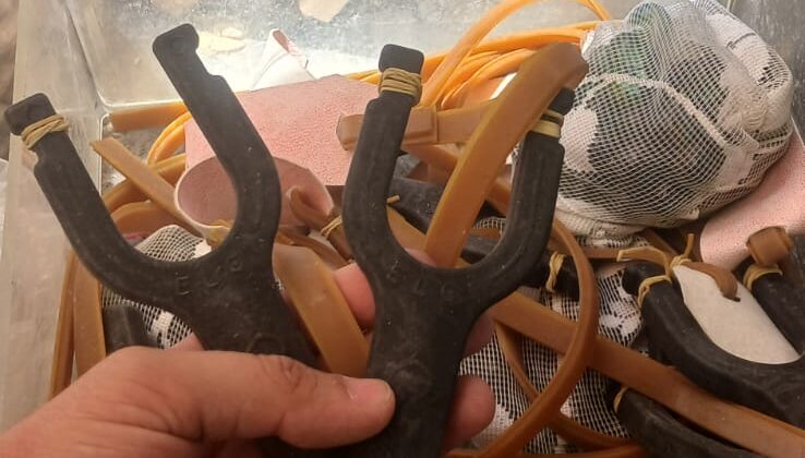 Diyarbakır’da çocukların tehlikeli eğlencesi sapanlar satılıyor
