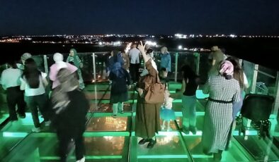 Diyarbakırlılar gecenin serinliğinde seyir terasına akın etti