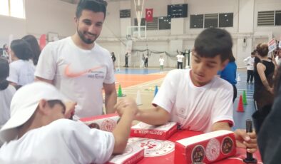 Yaz spor okulları açıldı çocuklar ve gençler salonları doldurdu