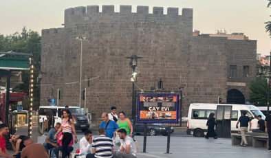 Vatandaşlardan Sur’u kapatan reklam tabelasına tepki