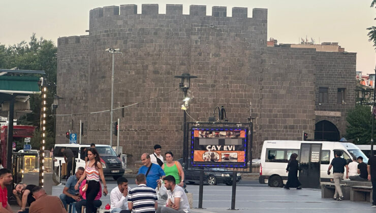 Vatandaşlardan Sur’u kapatan reklam tabelasına tepki