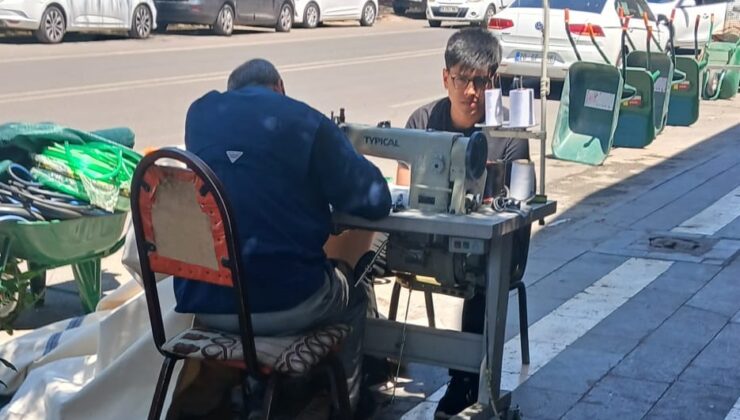 Sıcaktan bunalan terzi tezgâhı sokağa taşıdı