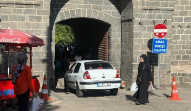 Tarihi yerleşkede araç girişine tepki: Yasak tabelasına rağmen araçlar giriyor