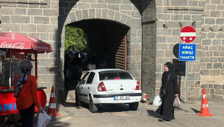 Tarihi yerleşkede araç girişine tepki: Yasak tabelasına rağmen araçlar giriyor