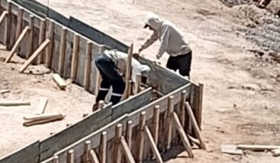 Termometre 56 dereceyi gördü, işçiler güneşten kapüşonla korunuyor