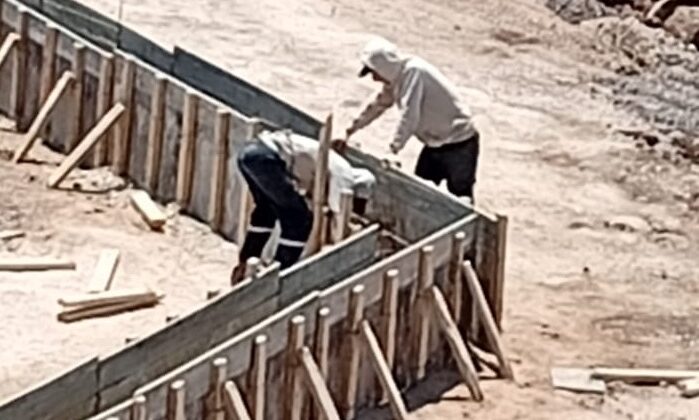 Termometre 56 dereceyi gördü, işçiler güneşten kapüşonla korunuyor