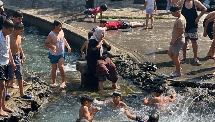 Hem serinliyorlar, hem de çocuklarıyla keyifli vakit geçiriyor