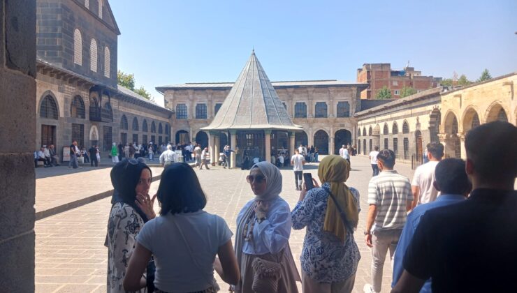 Sıcak dinlemediler: Ulu Cami ve Hasan Paşa Hanı hafta sonu ziyaretçi akınına uğradı