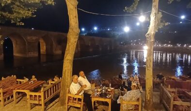 Diyarbakırlılar Serinliği Tarihle Buluşturuyor: Sıcak Yaz Geceleri On Gözlü Köprü’de geçiyor