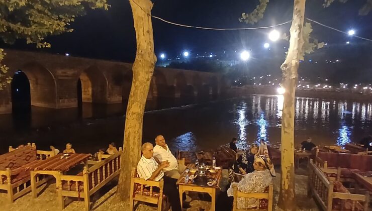 Diyarbakırlılar Serinliği Tarihle Buluşturuyor: Sıcak Yaz Geceleri On Gözlü Köprü’de geçiyor