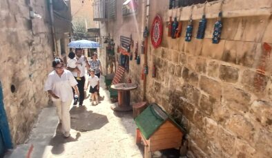 Mardin’in tarihi taş sokakları ve evleri ziyaretçilerden tam not alıyor