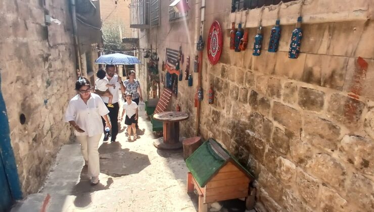 Mardin’in tarihi taş sokakları ve evleri ziyaretçilerden tam not alıyor