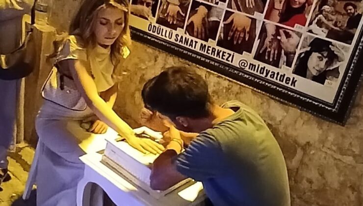 Kına Sanatını Ele İşliyorlar: ‘Dek’ dövmelerine gençlerden yoğun ilgi