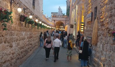 Midyat’ın tarih kokan taş sokakları ve evleri ziyaretçi akınına uğruyor