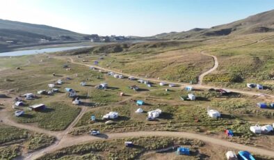 Erciyes’te yaz günü soba yakılıyor, ziyaretçiler üşüyor