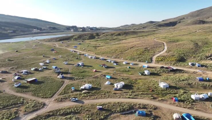 Erciyes’te yaz günü soba yakılıyor, ziyaretçiler üşüyor