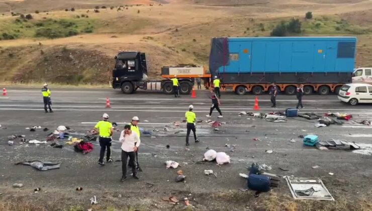 Yolcu otobüsü dağın yamacına çarptı, 4 kişi öldü, 33 kişi yaralandı