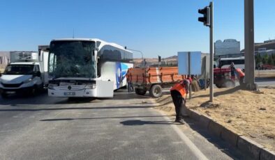 Yolcu otobüsü ile traktör çarpıştı, 4 kişi hastaneye kaldırıldı