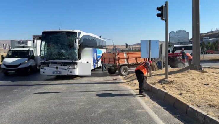 Yolcu otobüsü ile traktör çarpıştı, 4 kişi hastaneye kaldırıldı