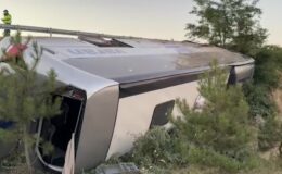 Yolcu otobüsü şarampole devrildi, 27 kişi yaralandı