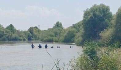 Dicle Nehri’nde Kaybolan Ömer’i Dalgıçlar su içerisinde yürüyerek aramaya başladı