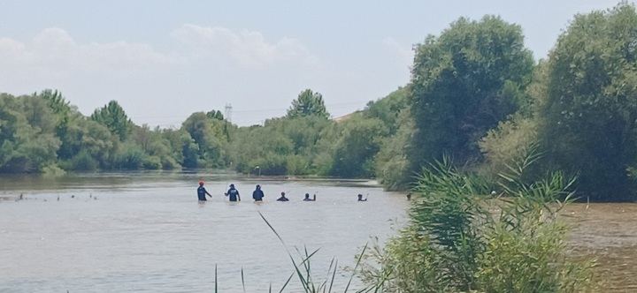 Dicle Nehri’nde Kaybolan Ömer’i Dalgıçlar su içerisinde yürüyerek aramaya başladı