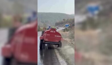 Bir çiftçi, patlayan lastiğe rağmen yangına su taşıdı