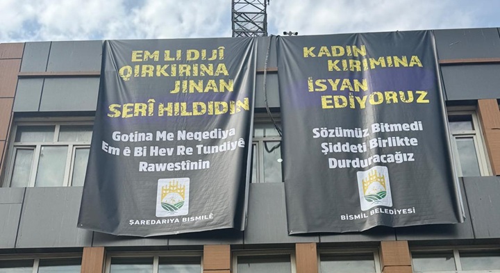 Belediye Binasına Kadın Cinayetlerine Karşı Pankartlı Tepki