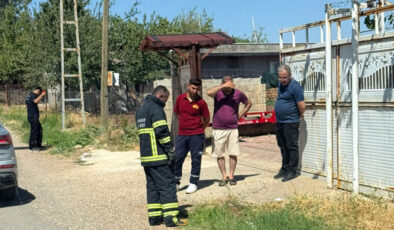 Evin mutfağına giren yılanı itfaiye ekibi yakaladı