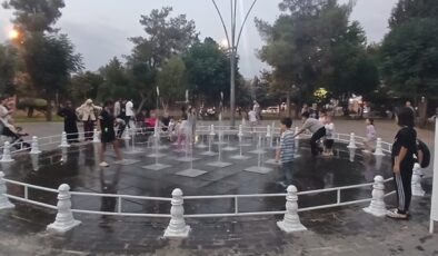 Diyarbakırlı Çocuklar Sıcaklardan Fıskiye Havuzlarında Serinliyor