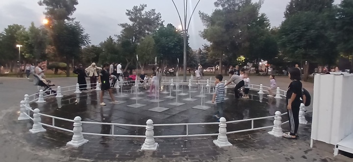 Diyarbakırlı Çocuklar Sıcaklardan Fıskiye Havuzlarında Serinliyor