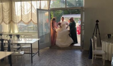 Gelinlik hayali kuran otizmli gencin yüzünü ailesi güldürdü