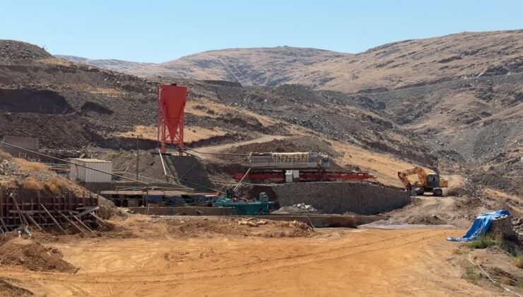 Kamyonet ile inşaat malzemesi arasında kalan kişi öldü