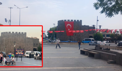 Tepkiler sonuç verdi: Sur’u kapatan reklam tabelası kaldırıldı
