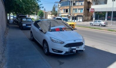 Kapalı Otopark Olmayınca Karton ve Folyo Güneşlikler Çare Oldu