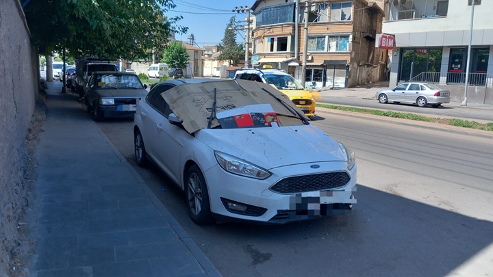 Kapalı Otopark Olmayınca Karton ve Folyo Güneşlikler Çare Oldu