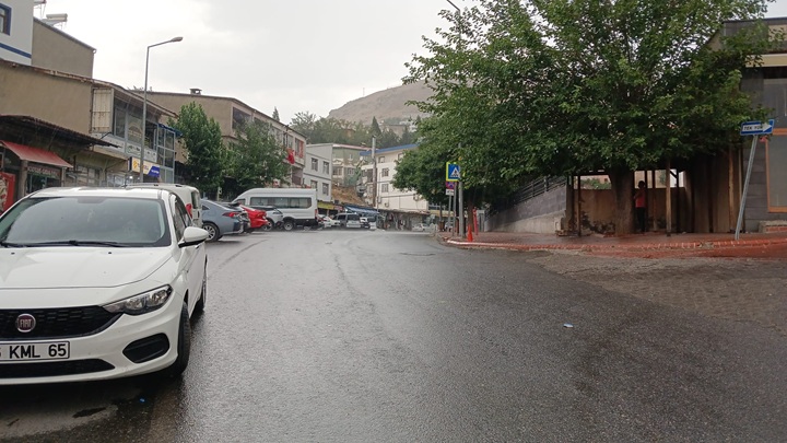Kulp’ta Rüzgarın Ardından Sağanak Yağış Etkili Oldu