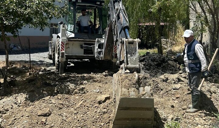 Kulp Turgut Özal Mahallesi’nde Bir Yıldır Süren Atık Su Sorunu Çözüldü