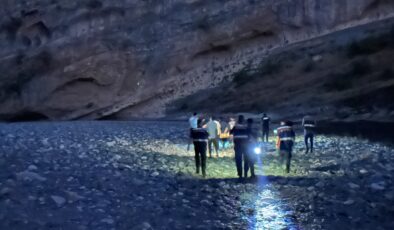 Serinlemek için çaya giren genç boğuldu