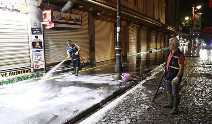 Sur ilçesinde gece temizlik çalışması yapıldı