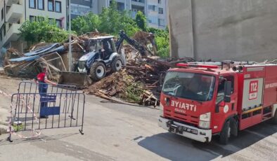 150 yıllık tarihi bina çöktü, mahalle toza büründü
